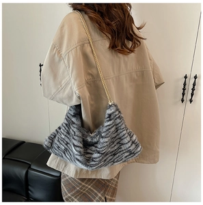 Détail du sac croissant en peluche à motif tigre avec élégante bandoulière en chaîne