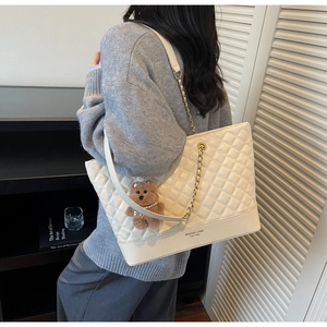 Sac fourre-tout blanc matelassé avec chaîne dorée et détail de breloque ourson