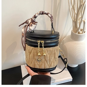 Detail der gesteppten Samt-Beuteltasche mit Seidenschal-Griff und goldener Kette