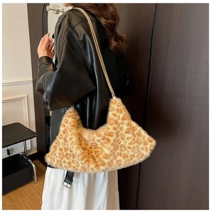 Détail du sac hobo en peluche à imprimé léopard avec une bandoulière en chaîne dorée