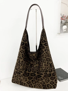 Grand sac seau imprimé léopard en suédine avec bandoulières en cuir et style hobo