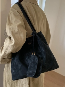Retro black oversized tote bag in matte suede with shoulder strap and mini pouch