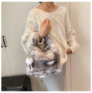 Détail du sac cabas en fausse fourrure pelucheuse avec charm mignon et bandoulière