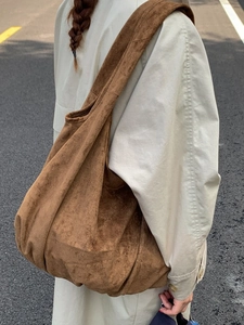 Retro large capacity brown suede tote bag with wide strap for casual shoulder wear