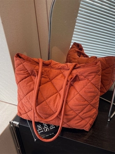 Grand sac cabas matelassé orange avec surpiqûres en losange pour le quotidien d'hiver