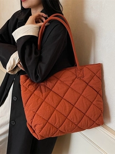 Grand sac cabas matelassé orange en nylon avec motif de losanges pour l'automne-hiver