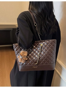 Sac cabas matelassé marron foncé avec bandoulière chaîne et pendentif ours mignon