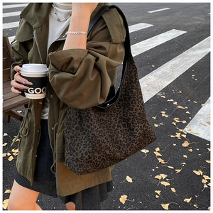 Stijlvolle hobo-tas met luipaardprint en leren riem in een herfstachtige straatsetting