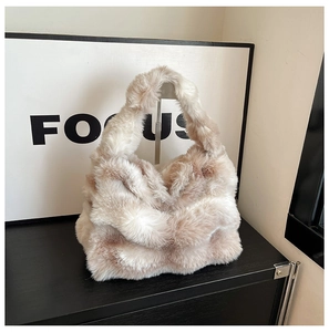 Vue détaillée de la texture tourbillonnante en fausse fourrure du sac fourre-tout