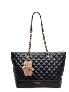 Sac fourre-tout noir matelassé avec bandoulière chaîne et pendentif ours sur fond blanc