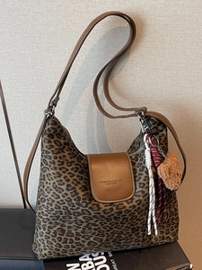 Sac à Dos Vintage Imprimé Léopard pour Femmes Grande Capacité Sac Tote en Cuir PU Mode Avec Pendentif Ours pour Voyage