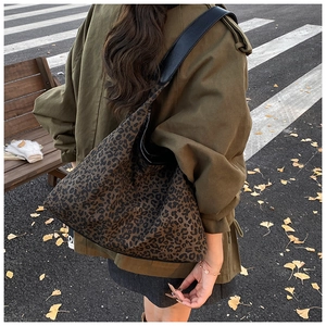 Detailopname van de grote luipaardprint shopper met brede zwarte schouderband
