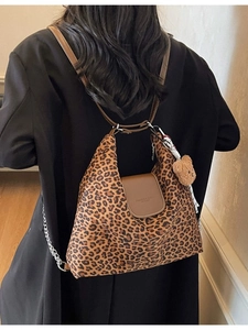 Grand sac cabas à imprimé léopard avec rabat en cuir brun et breloque ours peluche