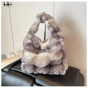 Texture détaillée du cabas en fausse fourrure grise et blanche avec motif marbré pelucheux