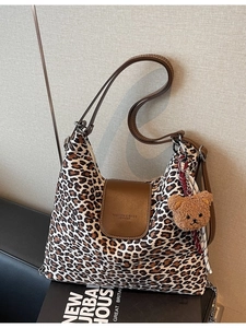 Grand sac cabas à imprimé léopard avec bandoulière en cuir marron et breloque ours