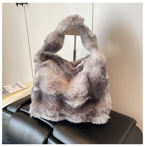 Gros plan sur le sac cabas en fausse fourrure grise et blanche avec texture pelucheuse