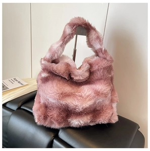 Gros plan d'un sac cabas en fausse fourrure rose suspendu sur un support en métal chic