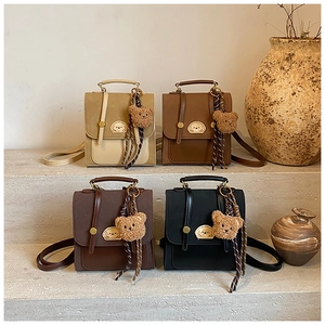 Vintage Mini-Rucksäcke in Beige, Braun und Schwarz mit süßen Bären-Anhängern im Set