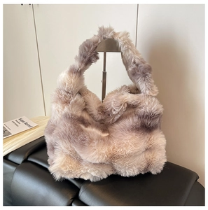 Détail de la texture en fausse fourrure et du sac cabas en peluche gris-violet
