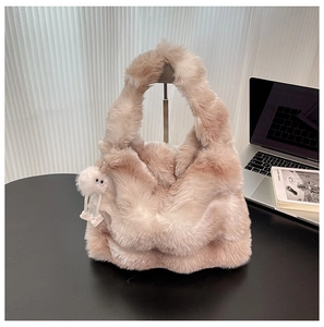 Détail du sac cabas en peluche rose dégradé avec un charmant pompon de dessin animé