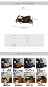 Détail du sac bandoulière vintage avec bandoulière brodée et pendentif petit ours