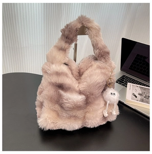 Texture détaillée du sac cabas en peluche rose avec un charmant pendentif décoratif