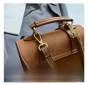 Details goldener Beschläge und braunem Leder an einem schicken Rucksack-Design