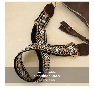 Gros plan d'une bandoulière tissée réglable à motif ethnique avec boucle en métal doré