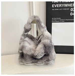 Détail de la texture en fausse fourrure grise et blanche d'un grand sac cabas