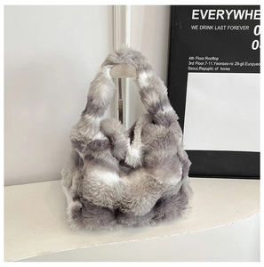 Détail d'un sac cabas en fausse fourrure grise et blanche avec texture pelucheuse douce