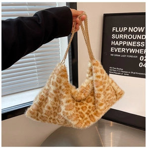 Détail du sac en fausse fourrure léopard avec double chaîne dorée et texture douce