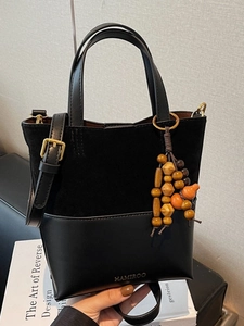 Sac Seau Vintage en PU Givré pour Femme Sac Bandoulière Urbain avec Pendentif en Perles de Bois Sac à Main Rétro