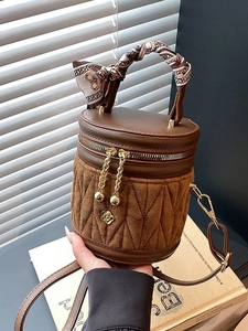 Vintage Gesteppte PU Leder Beuteltasche Für Damen Mode Umhängetasche Handtasche Mit Seidenschal Griff Metall Blume Anhänger