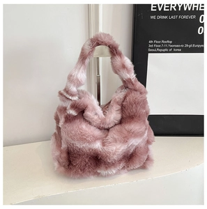 Détail de la texture en fausse fourrure pelucheuse d'un sac cabas rose poudré
