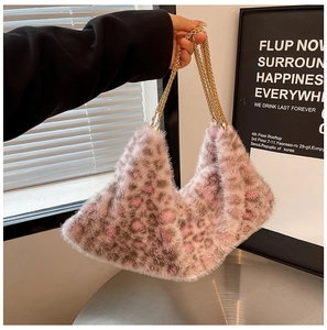 Détails du sac cabas en fausse fourrure léopard rose avec deux bandoulières dorées