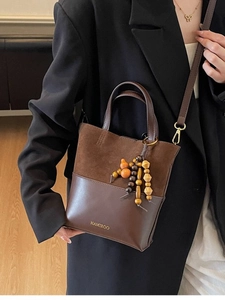 Sac seau rétro en daim marron avec pompon perlé et bandoulière réglable