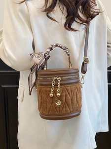 Braune Zylinder-Eimertasche mit Steppmuster und Seidenschal-Griff für Damen