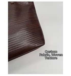 Détail de la texture tressée marron foncé sur tissu spécial pour sac fourre-tout