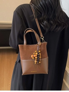 Sac seau marron en daim mat et cuir avec breloques en perles de bois et bandoulière