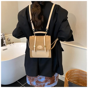 Rückansicht eines khakifarbenen und weißen Patchwork Rucksacks mit niedlichen Patches
