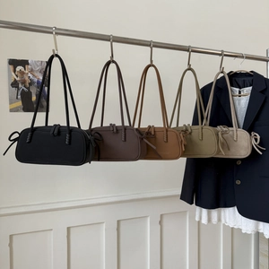 Sacs sous les bras en daim givré vintage en cinq couleurs avec détails de nœuds