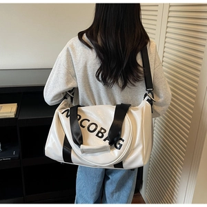 Detailansicht einer weißen Sporttasche aus Leder mit schwarzem MOCOBAG-Schriftzug