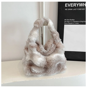 Détail du sac hobo en fausse fourrure douce avec texture épaisse et motif en dégradé