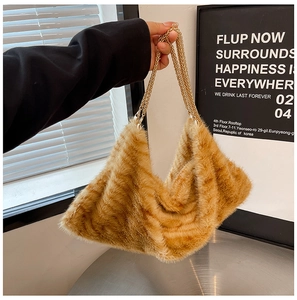 Détail de la texture léopard en fausse fourrure et chaîne dorée sur ce sac à bandoulière