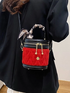 Rote gesteppte Eimertasche mit schwarzem Lederbesatz, Seidentuch und Kamelien-Charm