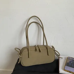 Détail du sac oreiller en cuir mat vert kaki avec nœud latéral stylé et double zip argenté
