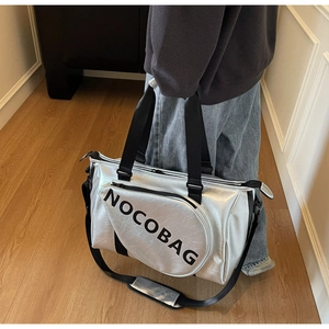 Detail der silbernen Sporttasche mit NOCOBAG-Etui und schwarzen Textilgurten