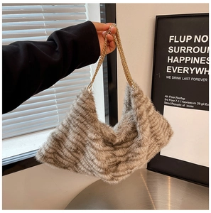 Détail du sac cabas en peluche à rayures grises avec bandoulière chaîne dorée