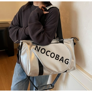 Detail der silbernen Metallic-Sporttasche mit NOCOBAG-Logo und gepolstertem Gurt