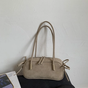 Détail du sac bandoulière en daim kaki avec nœuds coulissants et fines doubles anses